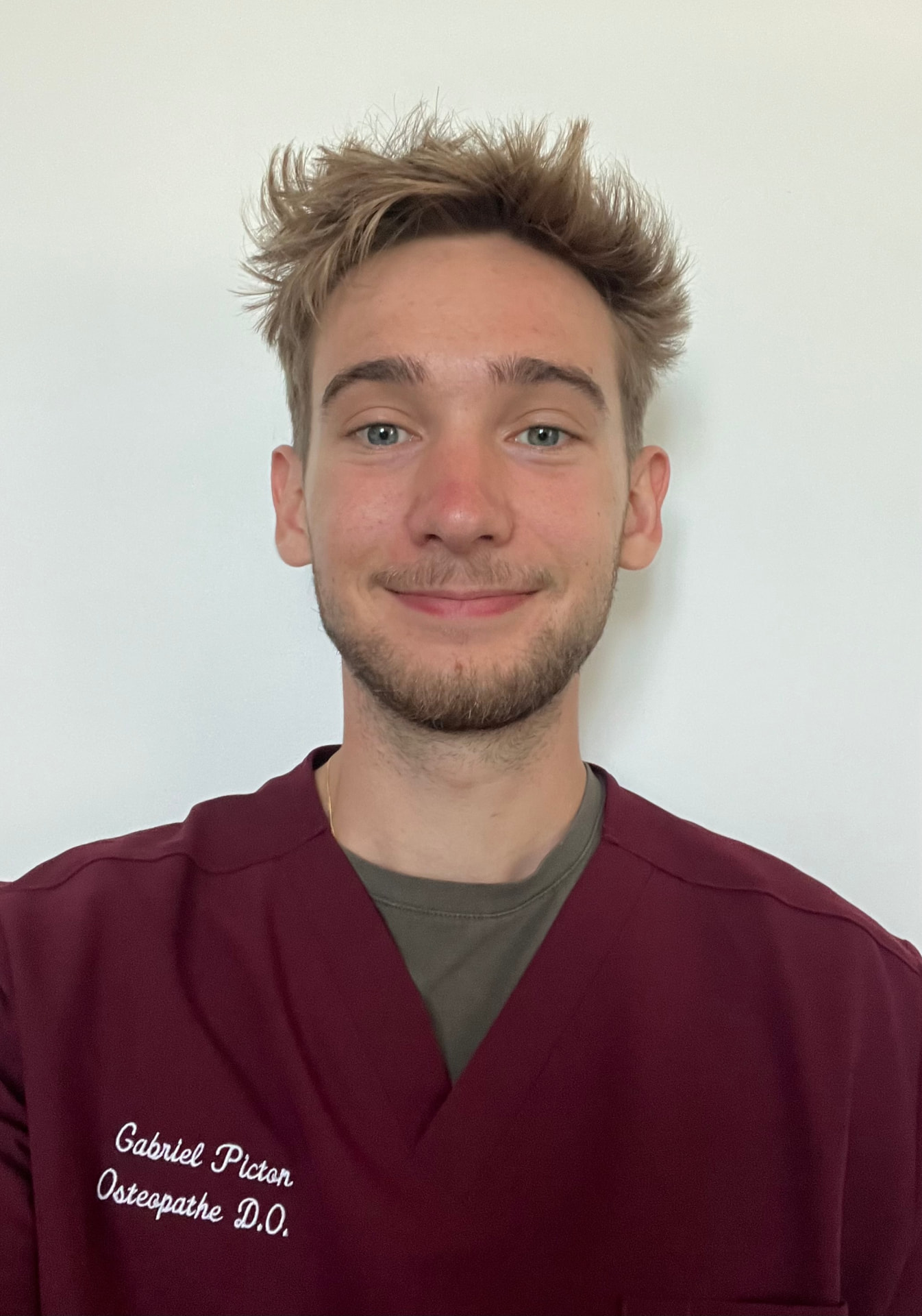 Gabriel Picton, ostéopathe, dans son cabinet
